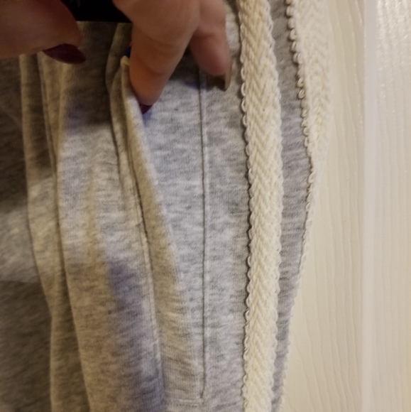 CLEARANCE** Authentic Champion Drawstring Cropped Sweatpants - Picture 3 of 7